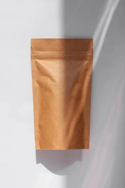 Kahverengi Kese Kağıtları Kahve Çekirdekli Çantalar Beyaz Arka Planda Gölgelenmiş — Stok fotoğraf