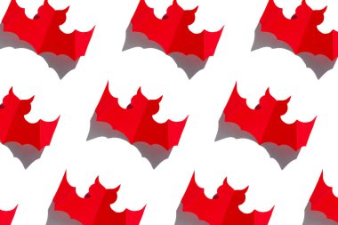 Cadılar Bayramı arkaplan kırmızı kağıt yarasa sert gölge desenli beyaz arka plan. Yaratıcı minimalizm tarzı, metin ve web sitesi tasarımı için alanı olan en az selamlama kartı