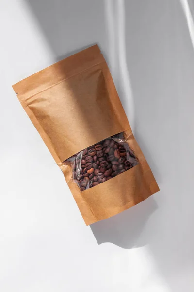 Bruine Kraftpapieren Etui Zakken Met Koffiebonen Bovenaanzicht Met Schaduw Geïsoleerd — Stockfoto