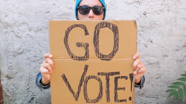 Kobieta Pokazuje Karton Głosuj Znak Ścianie Murowanej Tła Miejskiego Uczciwe — Wideo stockowe