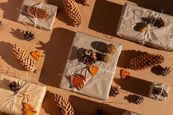 没有浪费的圣诞编织公寓躺在坚硬的阴影 手工制造生态礼品 自然新年黄麻饰品尽收眼底 没有塑料概念的牛皮纸包装 最辣的树 — 图库照片