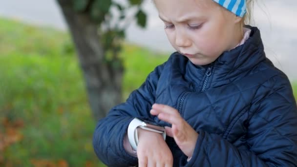 Bambino Che Utilizza Smartwatch All Aperto Nel Parco Autunnale Ragazzo — Video Stock