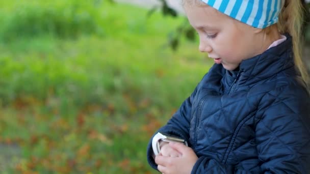 Bambino Che Utilizza Smartwatch All Aperto Nel Parco Autunnale Ragazzo — Video Stock