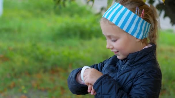 Дитина Використовує Смарт Годинник Відкритому Повітрі Осінньому Парку Хлопчик Розмовляє — стокове відео
