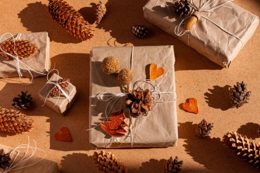 Noel 'i boşa harcamak, sert gölgelerle donatmak. El yapımı eko hediye, doğal yeni yıl jüt dekorasyonları üst manzara. Kraft kağıt ambalajı, plastik konsept olmadan. Portakal aromalı ağaçlar kalp çörekleri