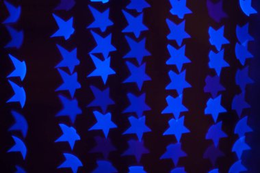 Noel çelenk karanlık bir arka plan üzerinde yıldız şeklinde Neon ışığı