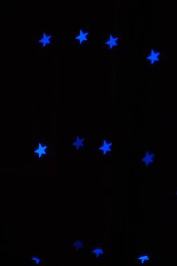 Noel çelenk karanlık bir arka plan üzerinde yıldız şeklinde Neon ışığı