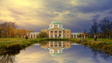 Antik Palace ve Saint-Petersburg parkında bulutlu gökyüzü su güzel yansıması