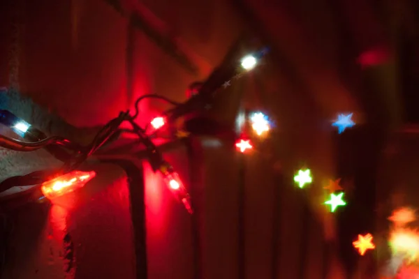 Neonové Světlo Vánoční Girlandy Podobě Hvězd Tmavém Pozadí — Stock fotografie