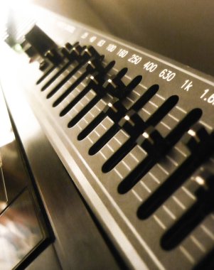 equalizer kürsörü sorunsuz bir şekilde iyi bir ses elde etmek için farklı frekanslarda sergilenmektedir