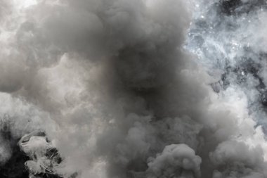 kalın tüten dumanı yükseldi