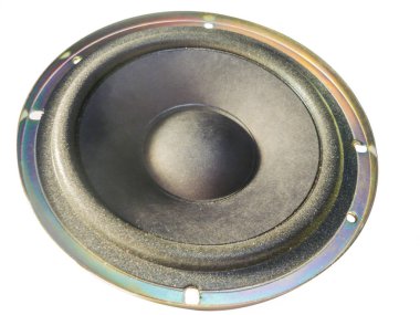 Beyaz arka plan üzerinde büyük güçlü bas hoparlör