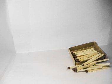 maçlar yığın yalan beyaz zemin üzerinde bir kutusu hakkında