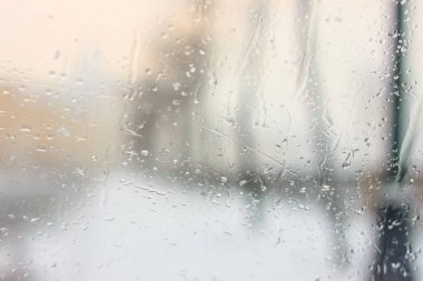 Arabanın fogged ön cam su damlaları