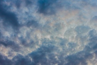 zengin mavi gökyüzü parlak gri beyaz kümülonimbus bulutlar ile kaplı ve akşam güneşin parlak ışınları ile aydınlatılmış durdurmak