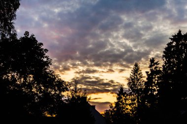 zengin mavi gökyüzü parlak gri beyaz kümülonimbus bulutlar ile kaplı ve akşam güneşin parlak ışınları ile aydınlatılmış durdurmak
