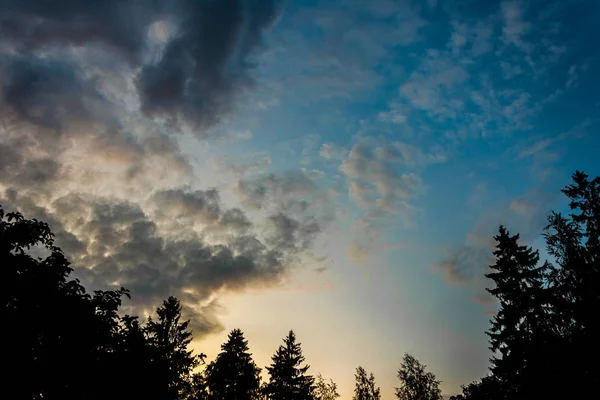 Céu Azul Rico Coberto Com Cinza Brilhante Nuvens Cumulonimbus Vermelho — Fotografia de Stock