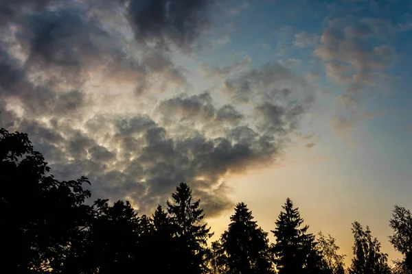 Céu Azul Rico Coberto Com Cinza Brilhante Nuvens Cumulonimbus Vermelho — Fotografia de Stock