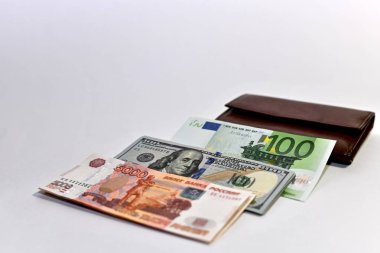 Çanta ve banknotlar hafif bir arka planda. Ruble, dolar, Euro. Birbirlerine çapraz bir örtüşme laid.