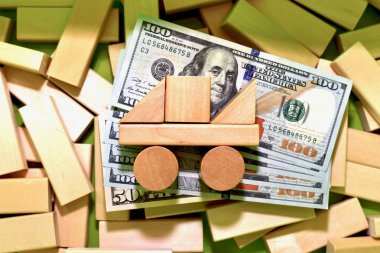 Mühendislik yatırımları, arabalar. Makine, dolar banknotları üzerine inşa edilmiş, ahşap bir tasarımcı ile bir kutu içinde.