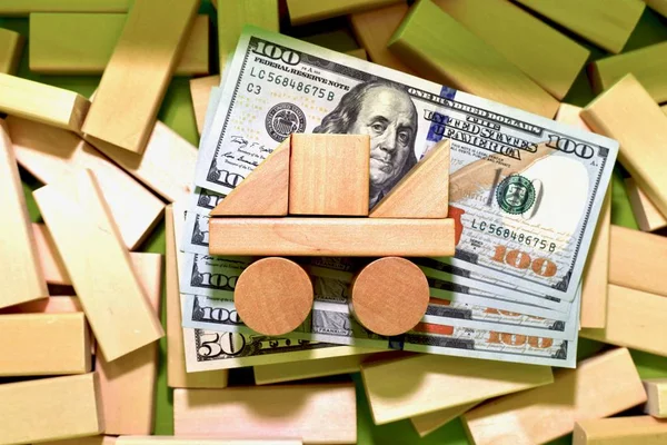 Mühendislik yatırımları, arabalar. Makine, dolar banknotları üzerine inşa edilmiş, ahşap bir tasarımcı ile bir kutu içinde.