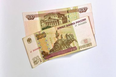 Yüz ruble üst üste yığılmış. İki banknot. Bir yüz, diğeri ters. Onlar hafif bir yüzey üzerinde merkezinde yalan.