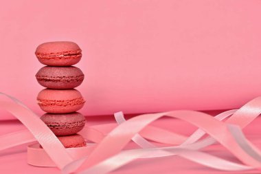 Beş tanımlama bilgisi dikey olarak renk tespin. Pembe bir arka plan üzerinde. Saden kurdele ile.