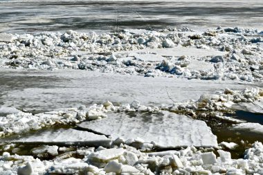 Nehirdeki buzun erimesinin başlangıcı. Hiçbir yere kış yolunun erime izleri.