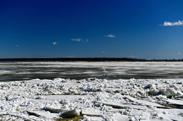 Céu azul e o início do movimento do gelo no rio na primavera . — Fotografia de Stock