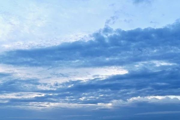 Cielo azul con franjas diagonales de nubes azules. De izquierda a derecha . — Foto de Stock