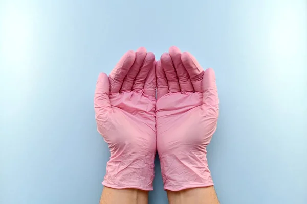 Geste, Schnauze, mit einem behandschuhten Daumen nach oben. — Stockfoto