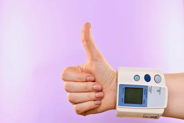 Hand gesture with a tonometer on the wrist. — Stock Photo, Image