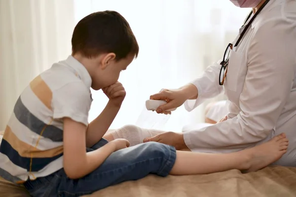 Il medico bendaggi la benda . — Foto Stock