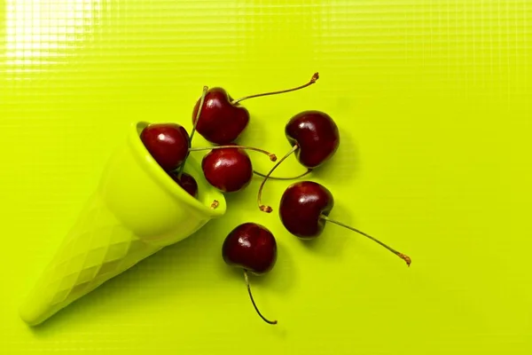 Γλυκό κεράσι από κόκκινο σε πράσινο κέρατο. — Φωτογραφία Αρχείου