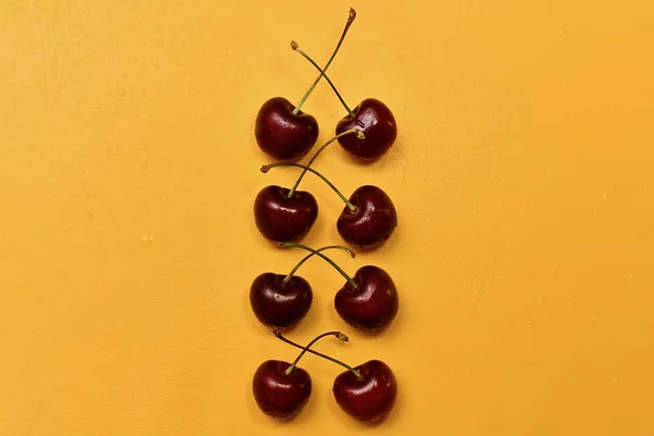 Linha de cereja doce vermelha no centro . — Fotografia de Stock