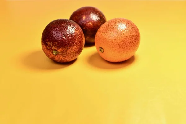 Três laranjas vermelhas . — Fotografia de Stock