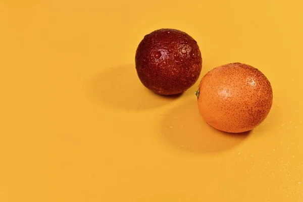 Duas laranjas vermelhas . — Fotografia de Stock