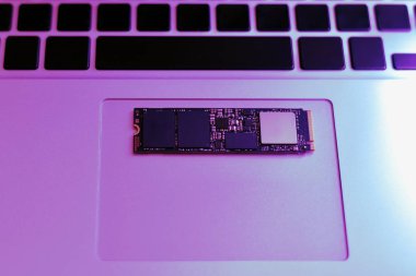 Netbook klavye ve sürücü yongasının parçası.