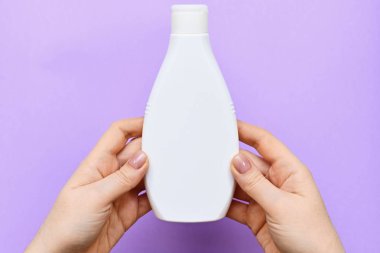 Elinde boş alan olan beyaz şişe.