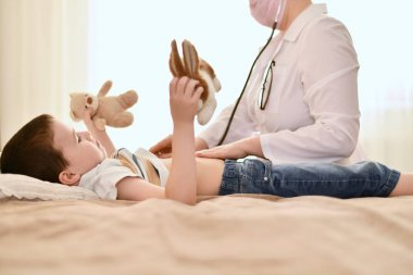 Hasta çocuğa gelen aile doktoru.