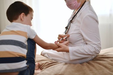 Bir çocuk için Mantoux testi gerçekleştiriyor.