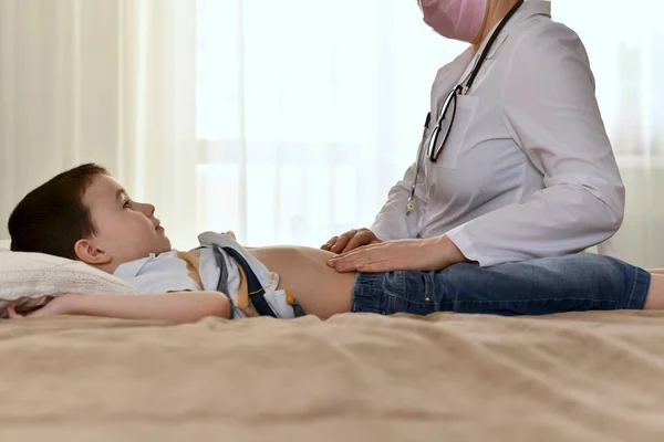 Un bambino con uno sguardo interrogativo e un medico . — Foto Stock