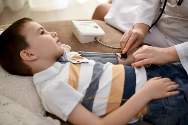 Meting van de bloeddruk bij een kind. — Stockfoto