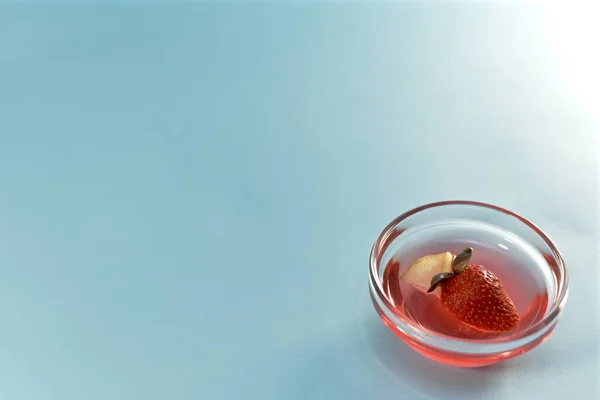 Sobremesa com morangos em uma roseta de vidro . — Fotografia de Stock
