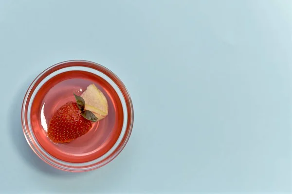 Sobremesa de morango em uma roseta transparente . — Fotografia de Stock