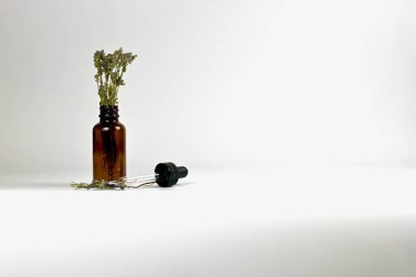 Pipet ve kekik ile yapılan cam şişe.