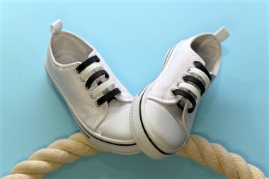 Atletik ayakkabılar bir ip üzerinde ileri ayak.