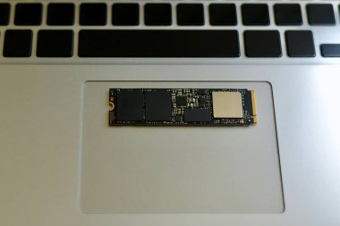 Dizüstü bilgisayarın arka planında Ssd disk.