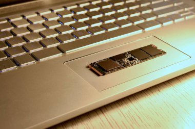 Trackpad üzerinde çapraz Ssd sürücü.