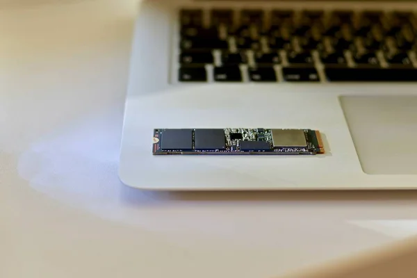 Chip SSD je na přenosném počítači v neutrální barvě. — Stock fotografie